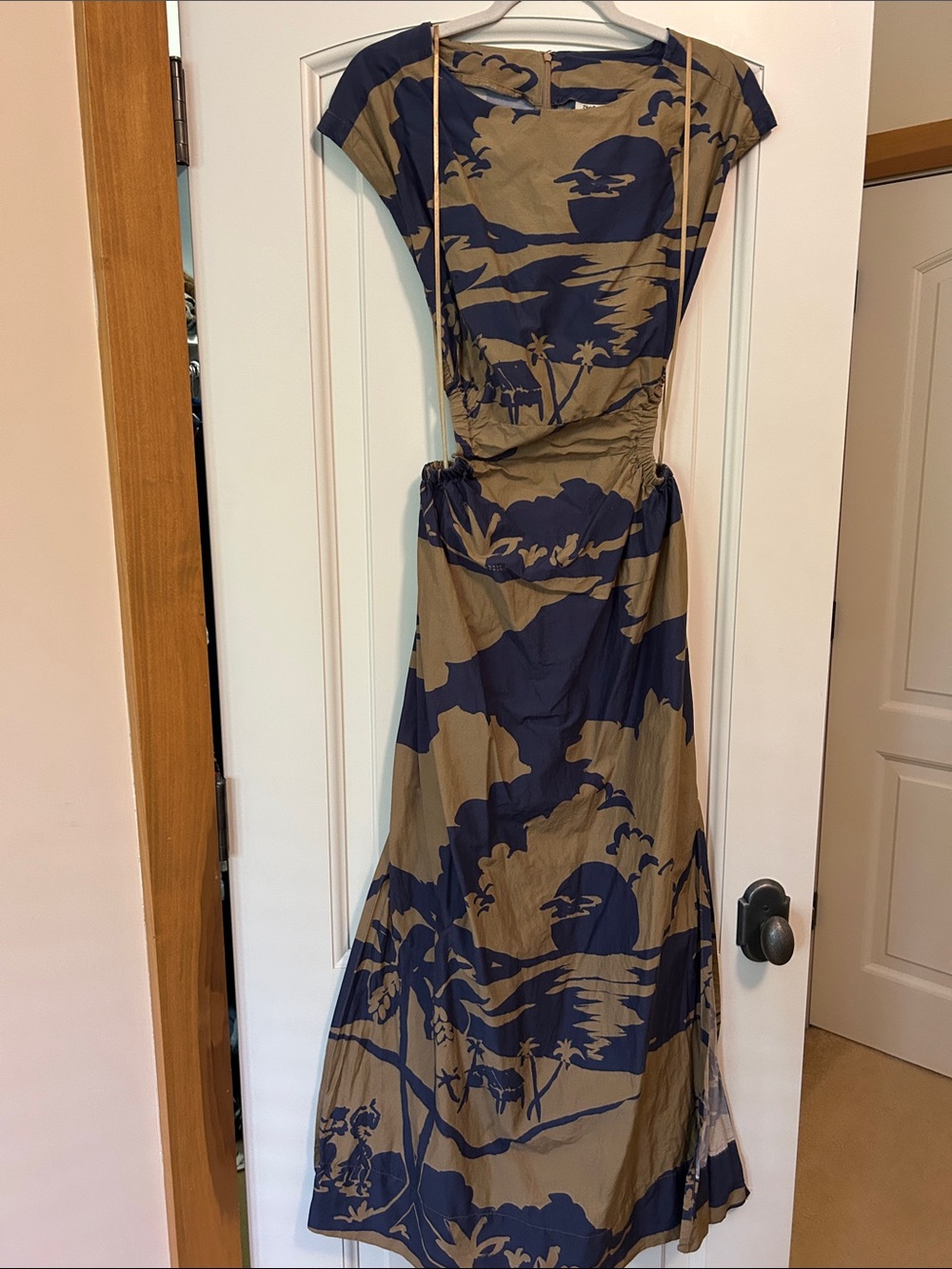 Soleil Soleil Navy and Tan Printed Maxi Dress with Back Cutout. Elegant Style
